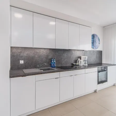 Aquamarina Prima 61 By Renters Apartment *