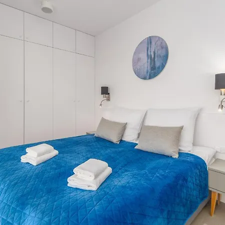 Aquamarina Prima 61 By Renters