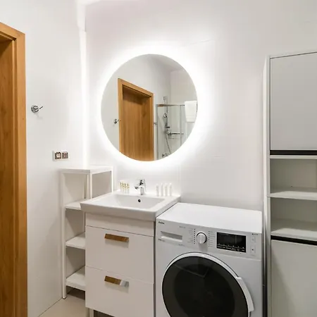 Aquamarina Prima 61 By Renters *