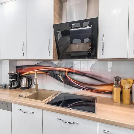 Seaside Breeze Stylish Balcony & Parking By Renters Apartment