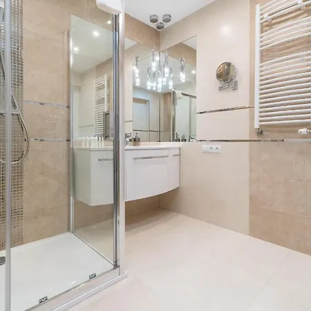 Stylish Vacation With Parking In By Renters Apartment *