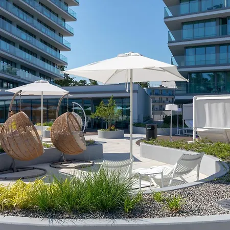 Royal Waves & - With Parking By Renters Apartment *