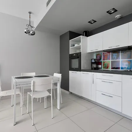 Apartament 208 *