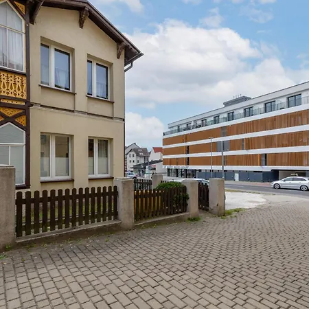 Family With Parking By Renters Apartment *