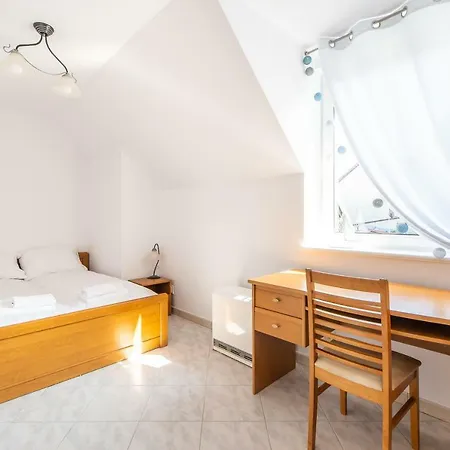 Apartment 3-bedroom Plac Neptuna By Renters