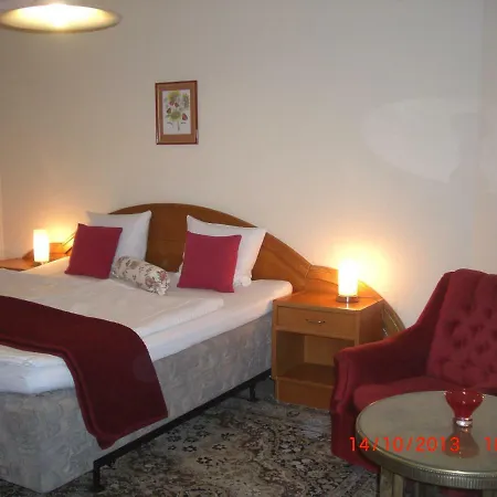 Cameo Apartment *