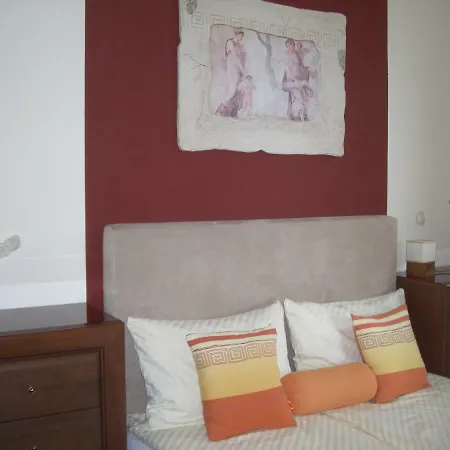 Cameo Apartment *