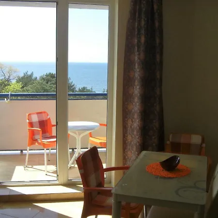 Cameo Apartment *