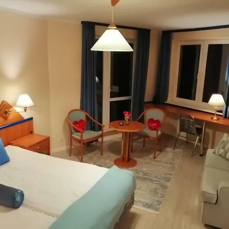 Cameo Apartment *