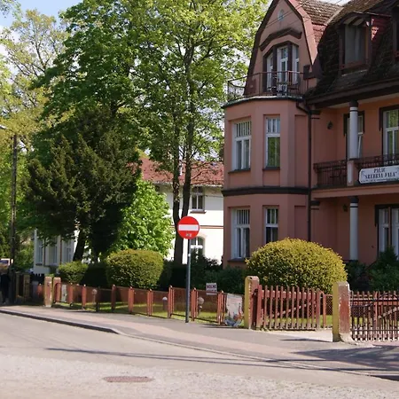 Palacyk Srebrna Fala Bed & Breakfast *