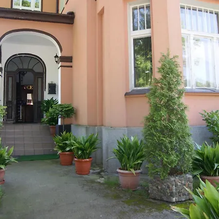 Palacyk Srebrna Fala Bed & Breakfast *